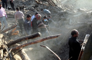 Извадиха двама оцелели под развалините след трусовете в Иран