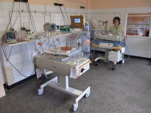 Във Варна спасиха момиченце, родено в 5-ия месец