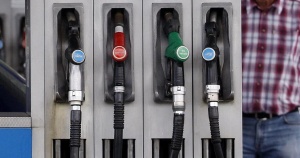 Най-малко бензин със средна заплата може да се купи в България и Украйна