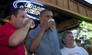 Барак Обама вари бира, черпи избиратели предизборно