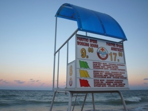 Събарят незаконен втори етаж от „Частен клуб" на Марешки на плажа