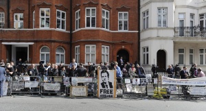 Еквадор устоя на британските заплахи, даде убежище на Асандж