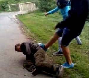 Тийнейджъри бият мъж, пускат клипа в YouTube