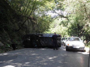 Кола не успя да вземе завой и се преобърна край Благоевград