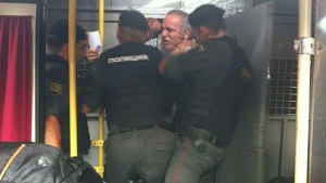 Обвинение в ухапване на полицай грози Гари Каспаров