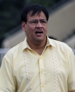 Водолази откриха тялото на вътрешния министър на Филипините