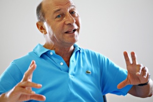 Бъсеску остава президент на Румъния, отмениха референдума