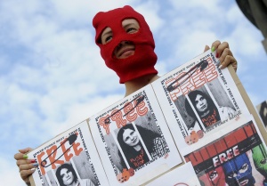 „Пуси Райът" пускат маркови тениски и маски