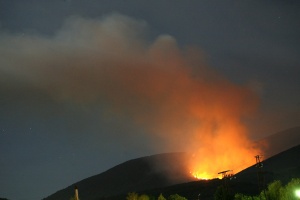 100 души гасят горски пожар край Долна Баня