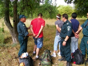 Хванаха 14 нелегални сирийци и каналджия