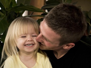 Все повече български татковци излизат в майчинство