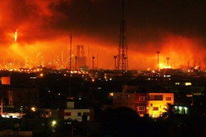 39 загинаха при експлозия в най-голямата петролна рафинерия във Венецуела