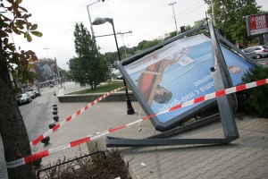 Камион събори билборд на „Орлов мост" в София