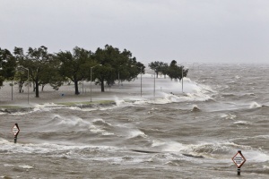 Ураганът „Айзък" достигна американския бряг със 130 км/ч