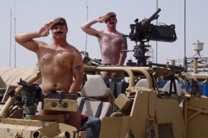 Войници се снимат голи в подкрепа на принц Хари