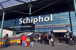 Вероятно отвлечен самолет се приземи в Амстердам