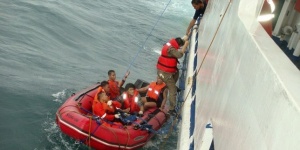 Корабът с бежанци потъна край Индонезия, 140 изчезнали