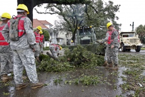 „Айзък" отслабва, ветровете вече духат с едва 55 км/ч