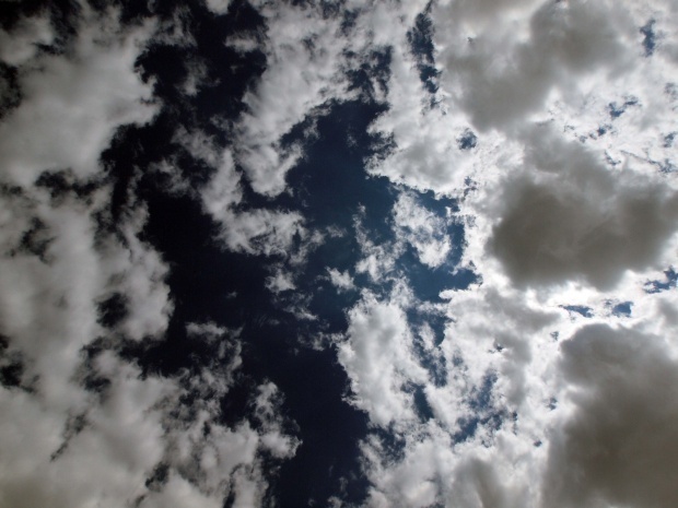 Валежи в Западна и слънце в Източна България