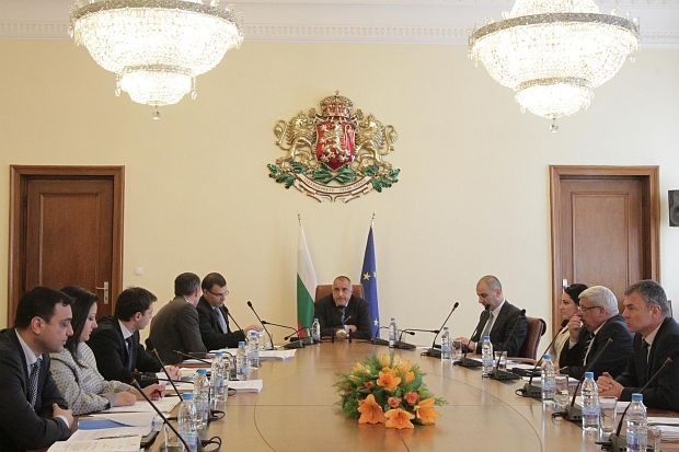 Вече гледат под лупа необичайно големите сделки