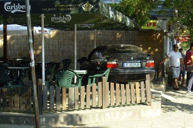 БМВ „паркира” в заведение в Русе