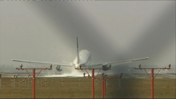 Самолет със 180 пътници кацна аварийно в Прага