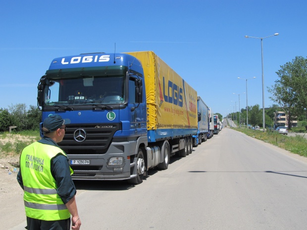 България спряла камионите по пътищата си заради Румъния