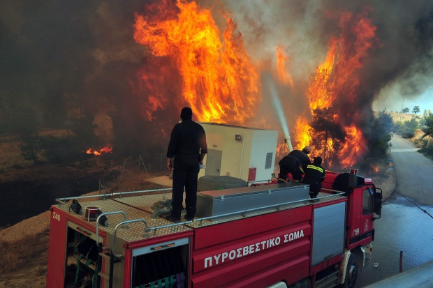Голям пожар в сърцето на свещения Атон, евакуират хора