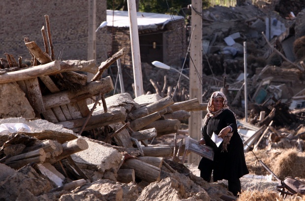 Болниците в Иран препълнени с пострадали от земетресенията
