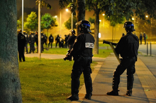16 полицаи ранени след жесток сблъсък с младежи във Франция