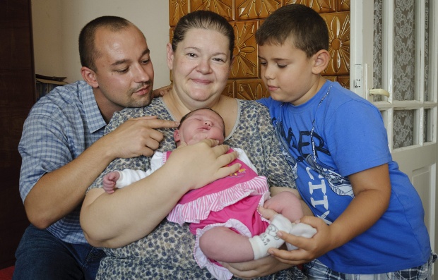Гигантско 6-килограмово бебе се роди в Унгария
