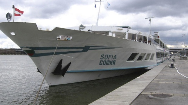 Круизен кораб със 100 чужди туристи заседна край Свищов