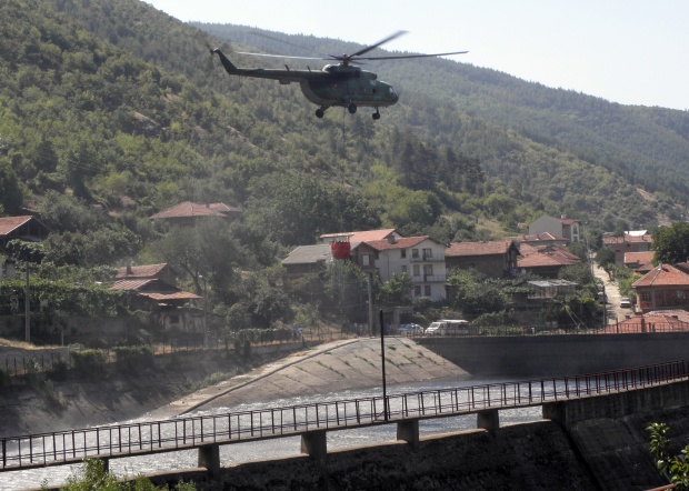 Два военни хеликоптера гасят пожара в Рила