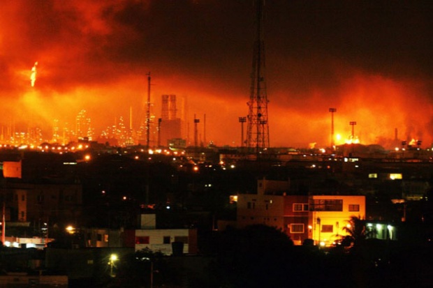 39 загинаха при експлозия в най-голямата петролна рафинерия във Венецуела
