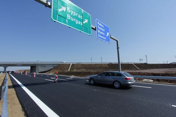 Животни пресичат новия участък на магистрала „Тракия" през 30 „подлеза"