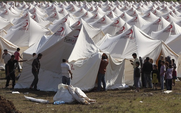 Хиляди сирийци на турската граница, бързат за последните лагери