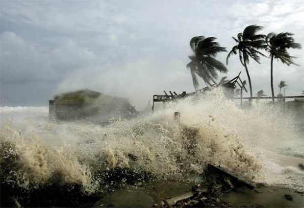 Мощният тайфун Болавен се движи към Корейския полуостров
