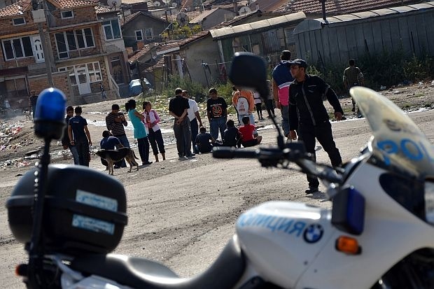 30 роми нападнаха полицаи, вкараха един в болница