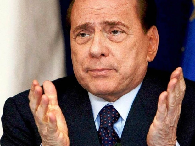 Берлускони падна в градината – извади рамо и изкълчи китка