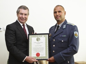 Уорлик награди български полковник