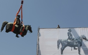 Демонтираха паметника на Цар Освободител в София