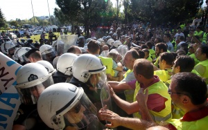 Полицаи се сбиха с колеги на протест в Атина