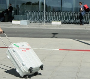 80 туристи останаха блокирани на летище София за 6 часа