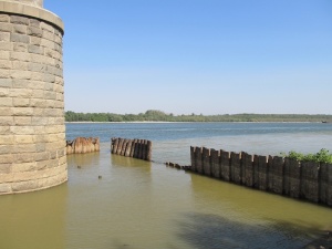 Трима роми опитаха да нарежат Дунав мост за скрап