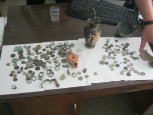 Над 100 монети и антична каничка взеха от бургаски иманяр