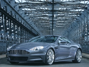 Бекъм и Роналдо наддават за колата на Агент 007