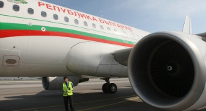 Лепят с тиксо табло в правителствения самолет