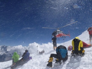 Петима алпинисти спасени след смъртоносната лавина в Непал
