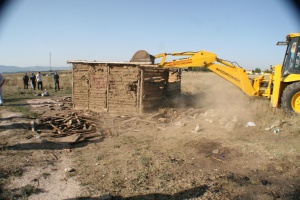 Разрушават 120 незаконни ромски къщи в Мъглиж