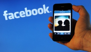 Хората вярват на „Фейсбук“ повече отколкото на парламента